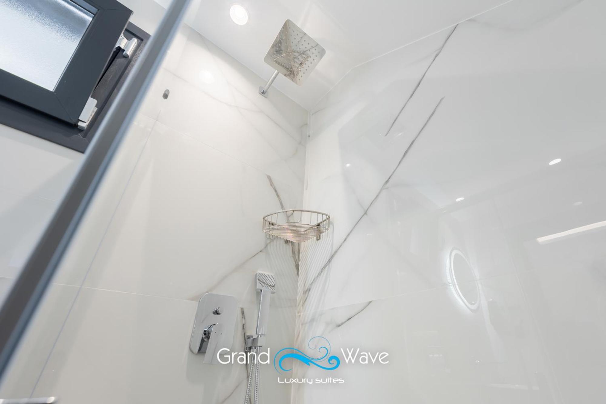 Grand Wave Luxury Apartment Flogita