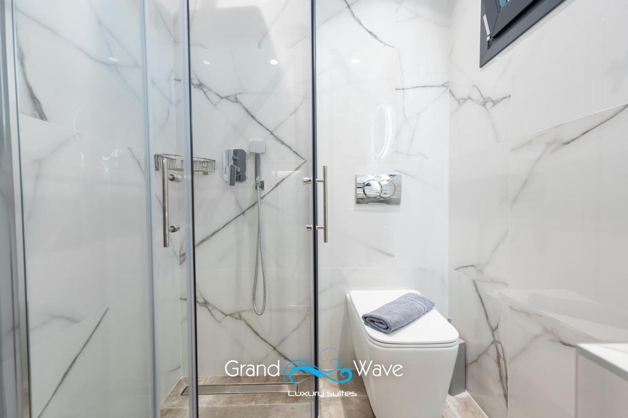Apartment Grand Wave Luxury Flogita