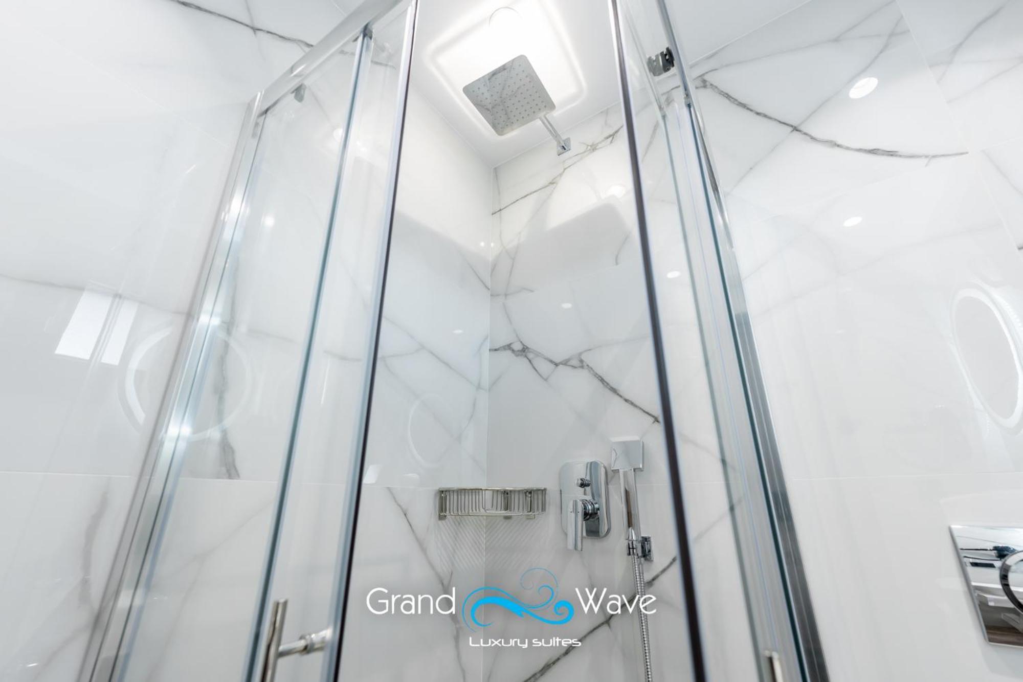 Grand Wave Luxury * Flogita